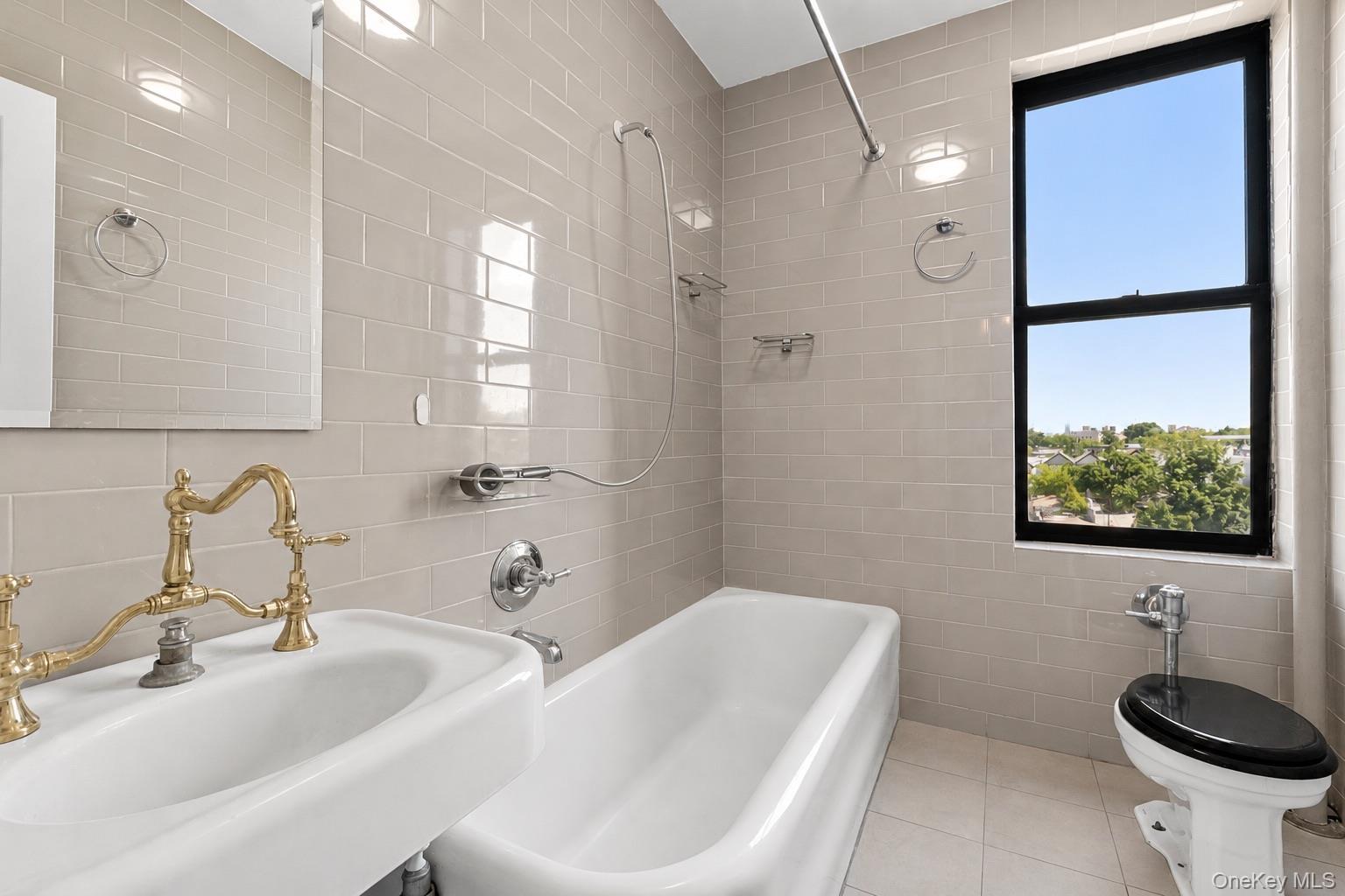 7101 Colonial Road L5d Property Photo 6