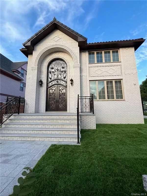353 E 17th Street Property Photo 1