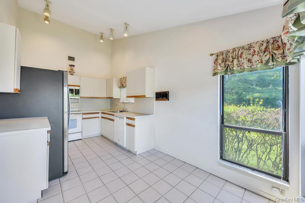 73 S Pond Lane Property Photo 4