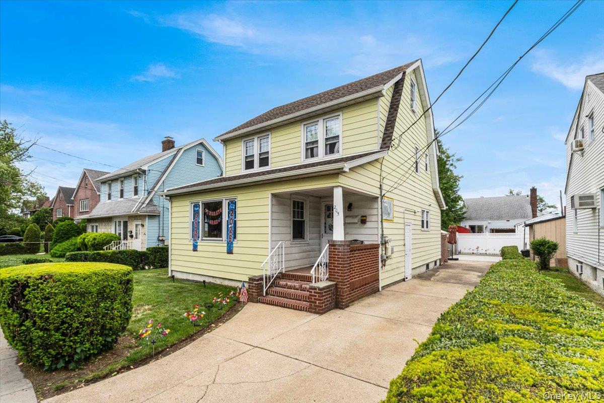 205 Roslyn Road Property Photo 3