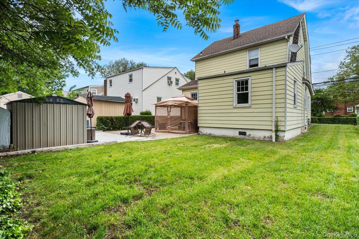 205 Roslyn Road Property Photo 4