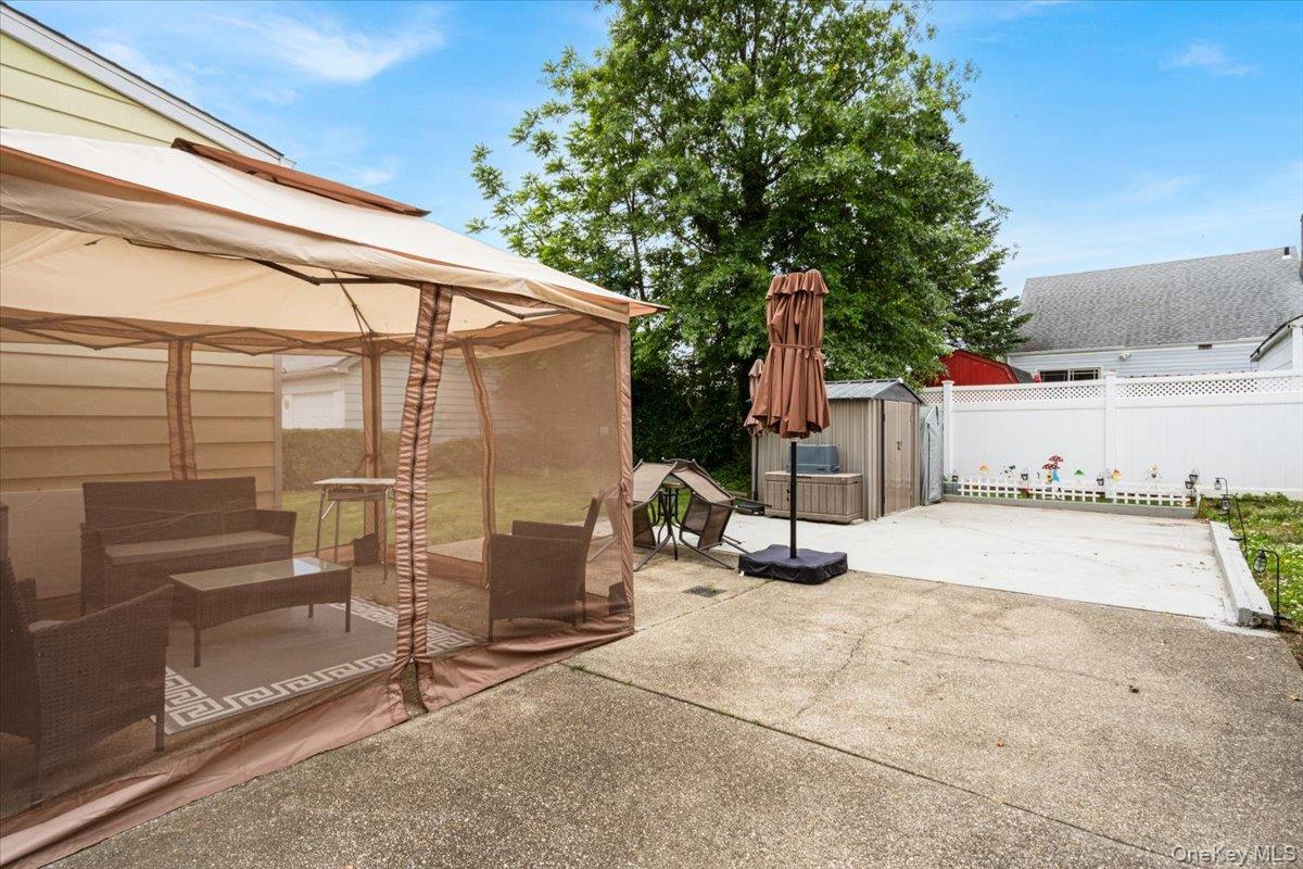205 Roslyn Road Property Photo 5