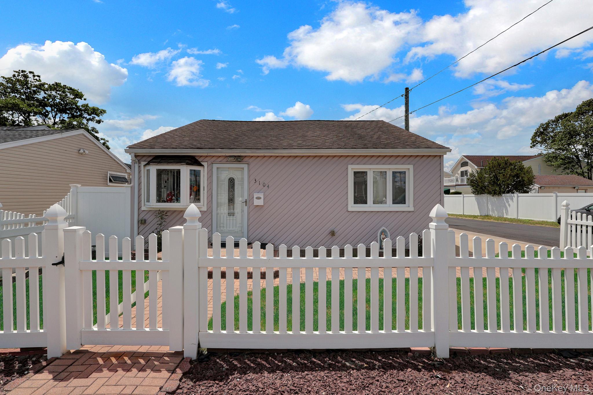 3104 Royal Avenue Property Photo 1