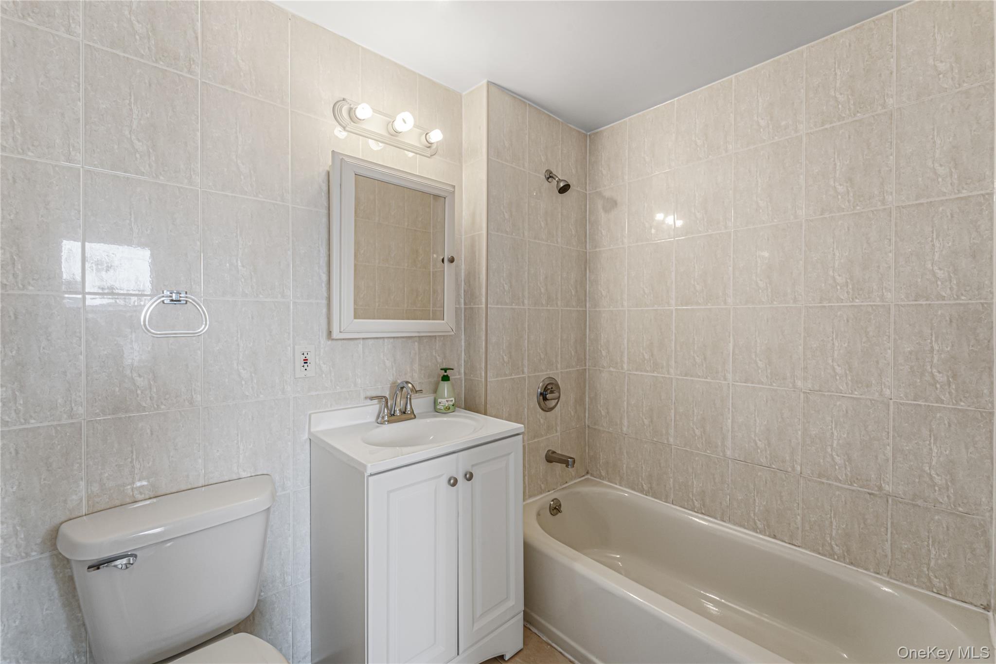 81-15 Queens Boulevard 4h Property Photo 4