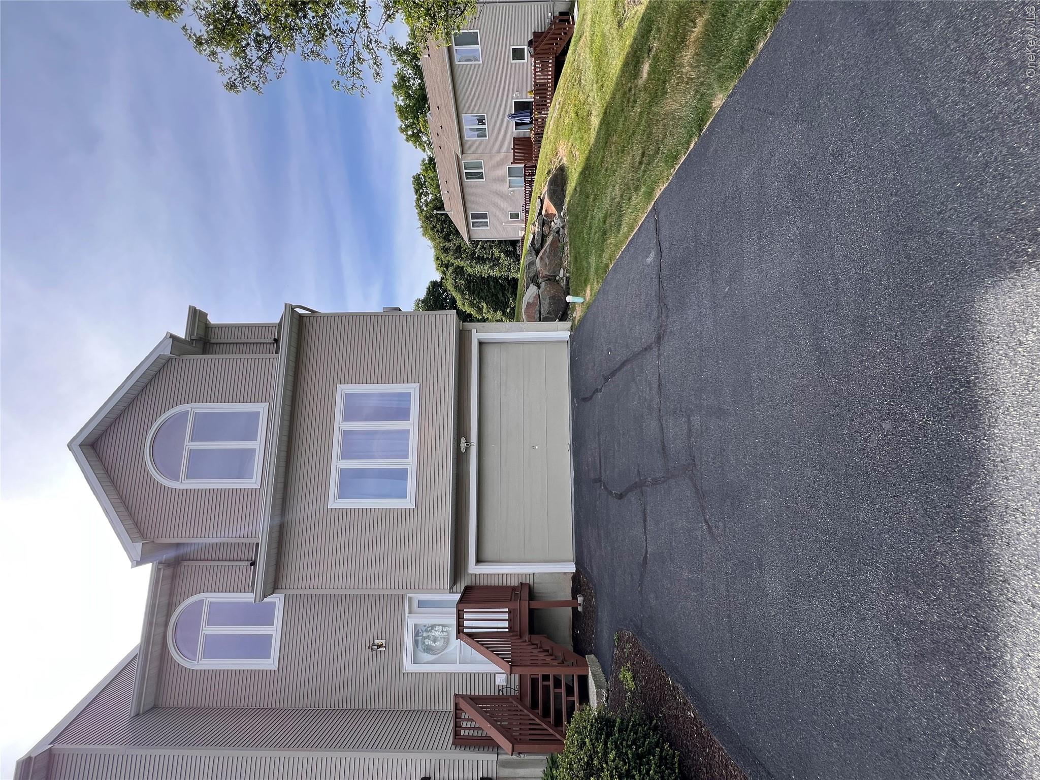10 Rockridge Drive Property Photo 2