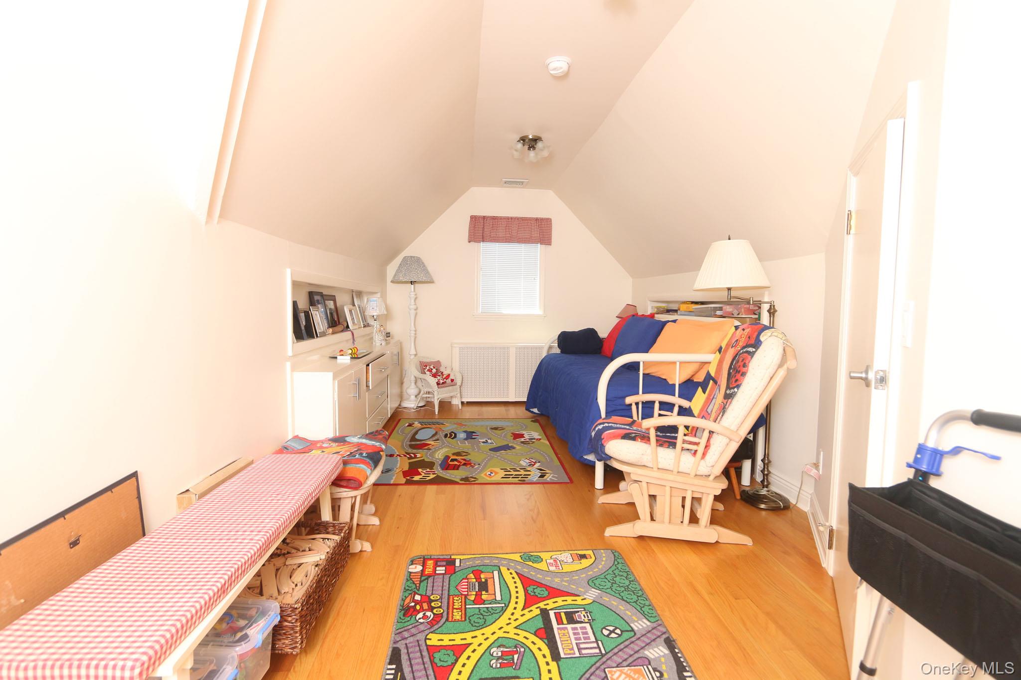 1054 Tulip Avenue Property Photo 12