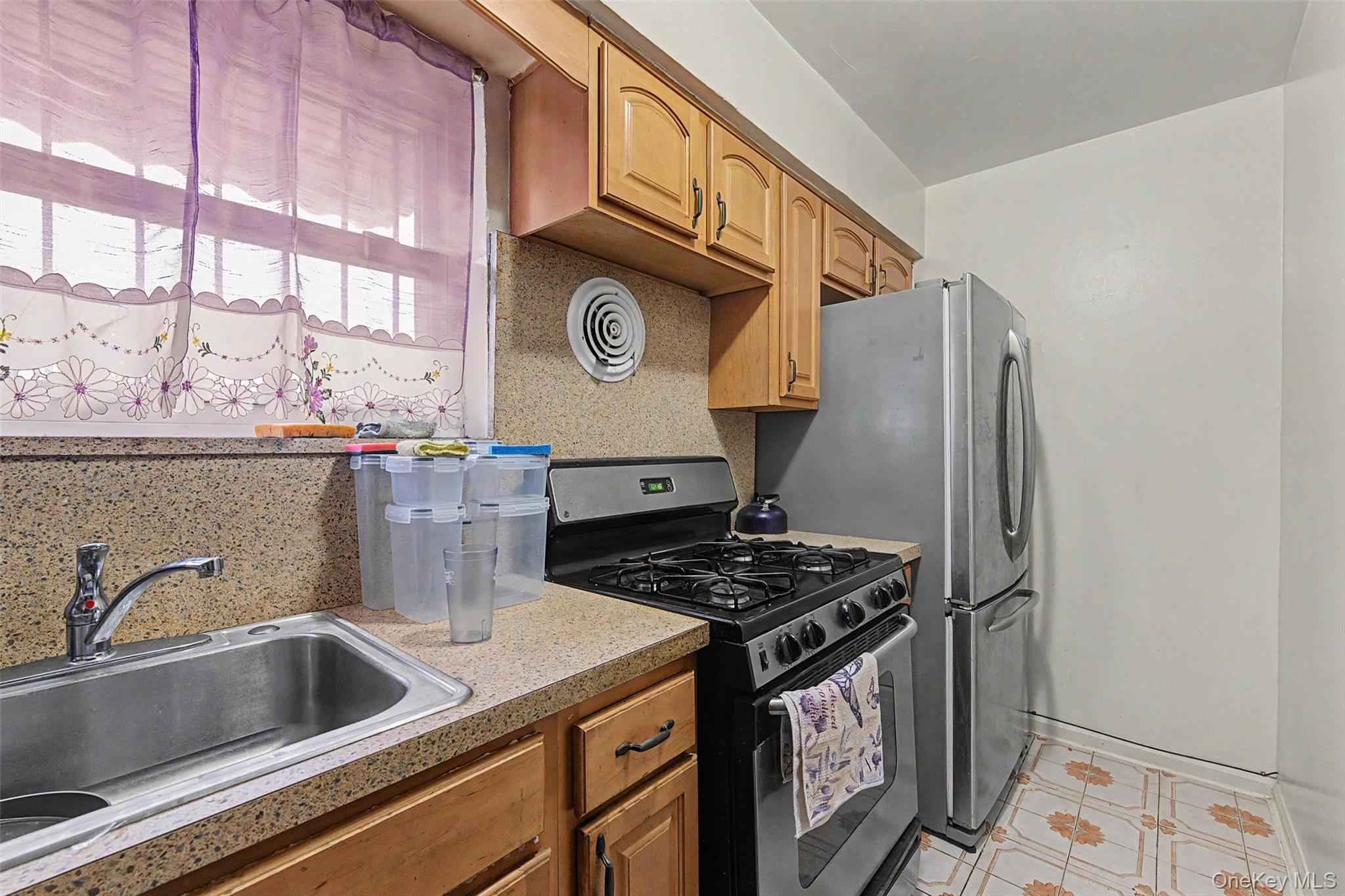 1010 E 233rd Street Property Photo 11