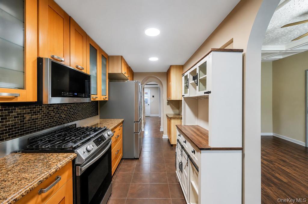 9216 Woodhaven Boulevard Property Photo 6
