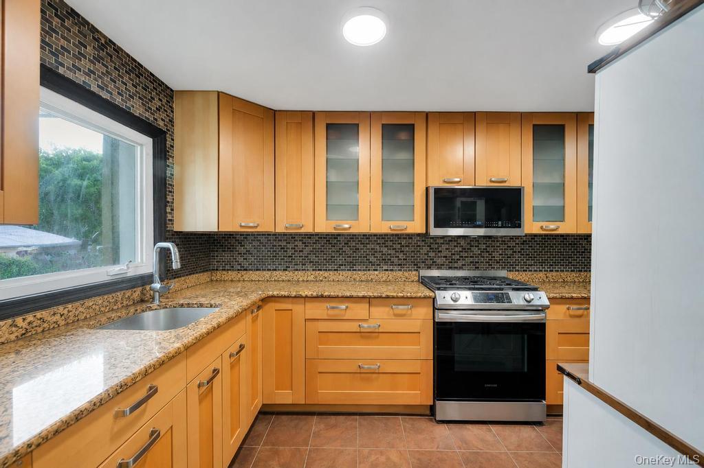 9216 Woodhaven Boulevard Property Photo 7