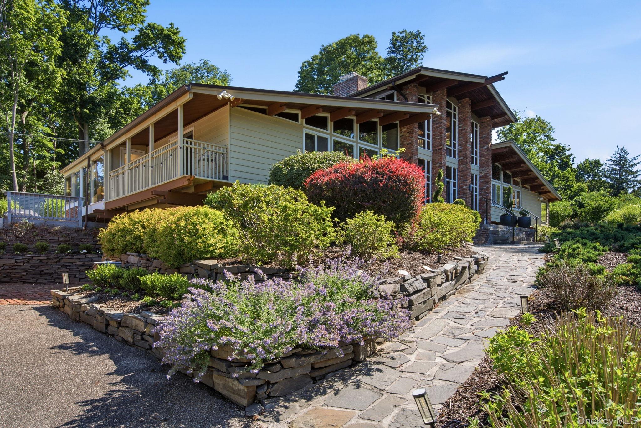 2 Fiddlers Green Drive Property Photo 3