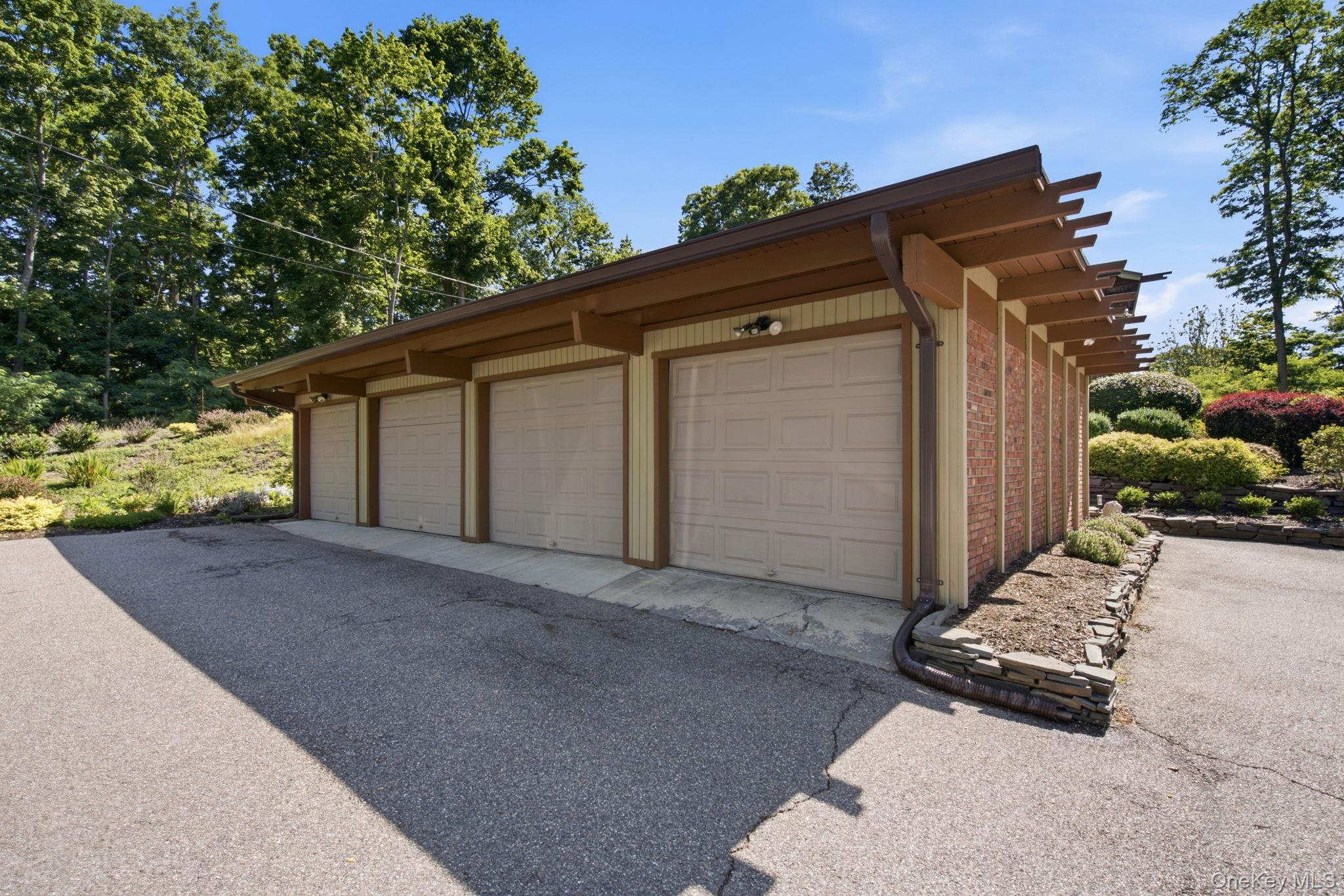 2 Fiddlers Green Drive Property Photo 36