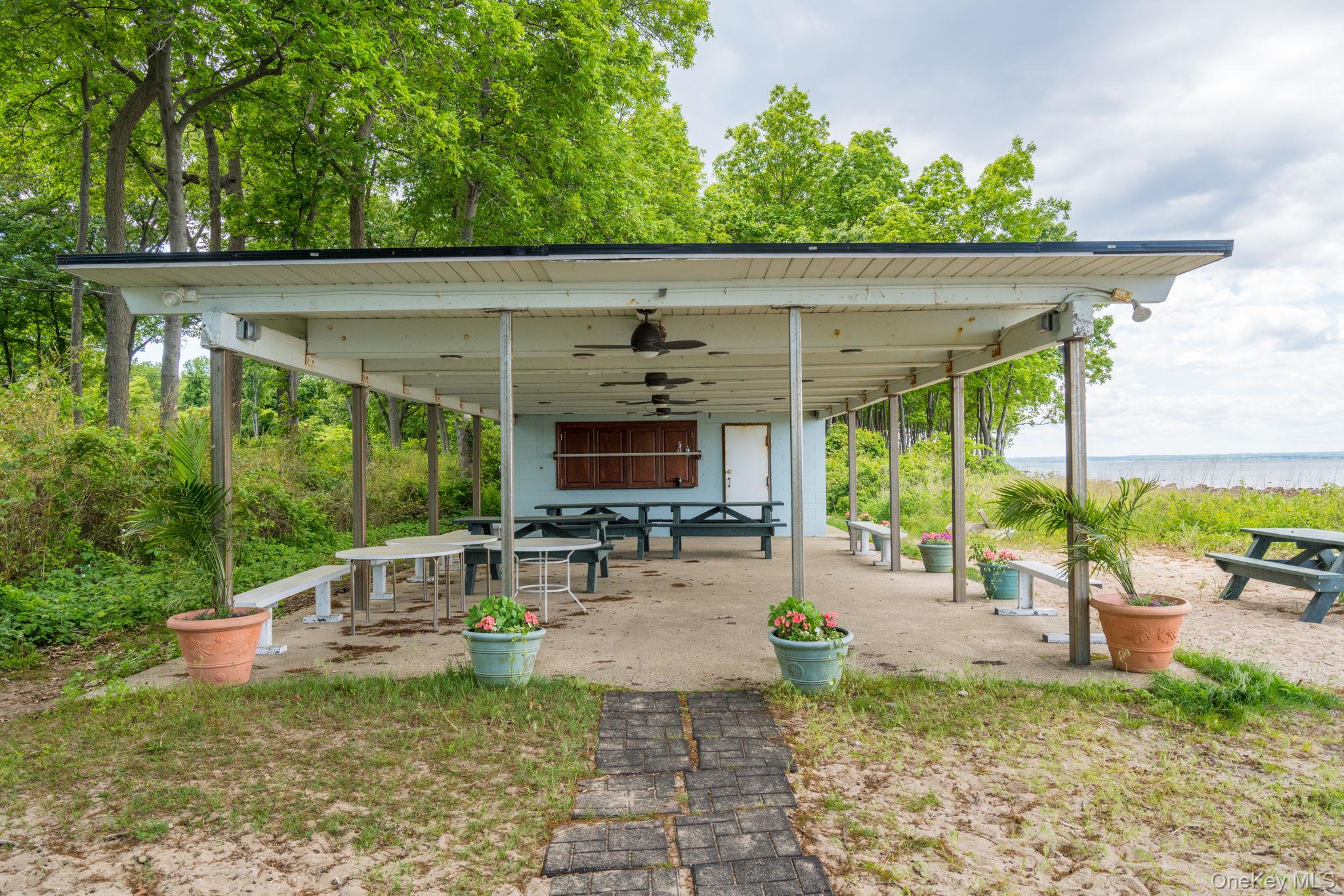 2 Fiddlers Green Drive Property Photo 49