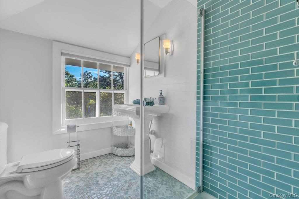 3651 Soundview Avenue Property Photo 24