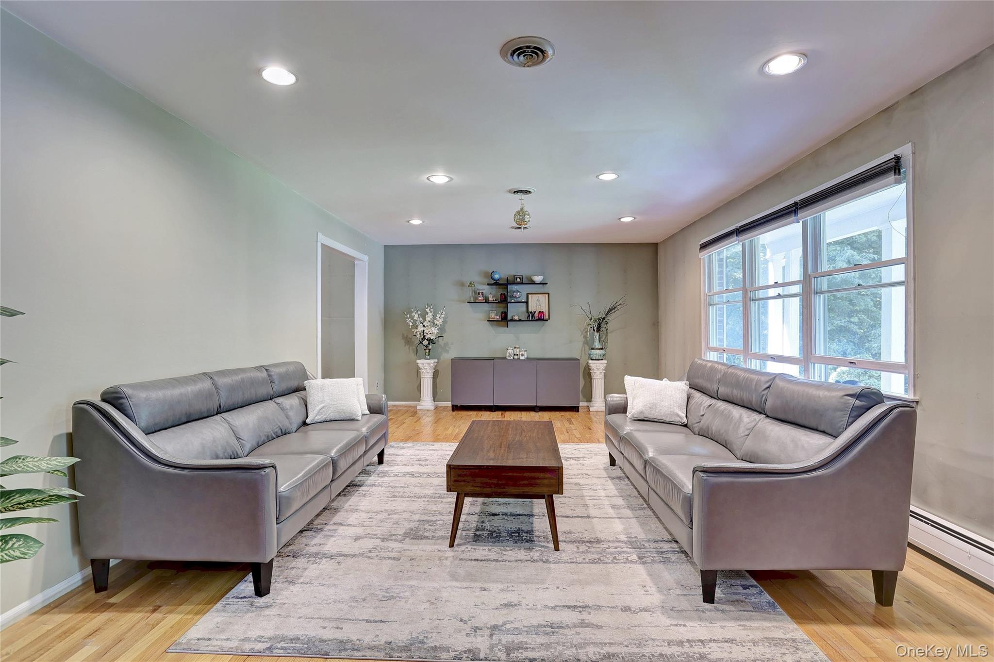 561 New Hempstead Road Property Photo 4
