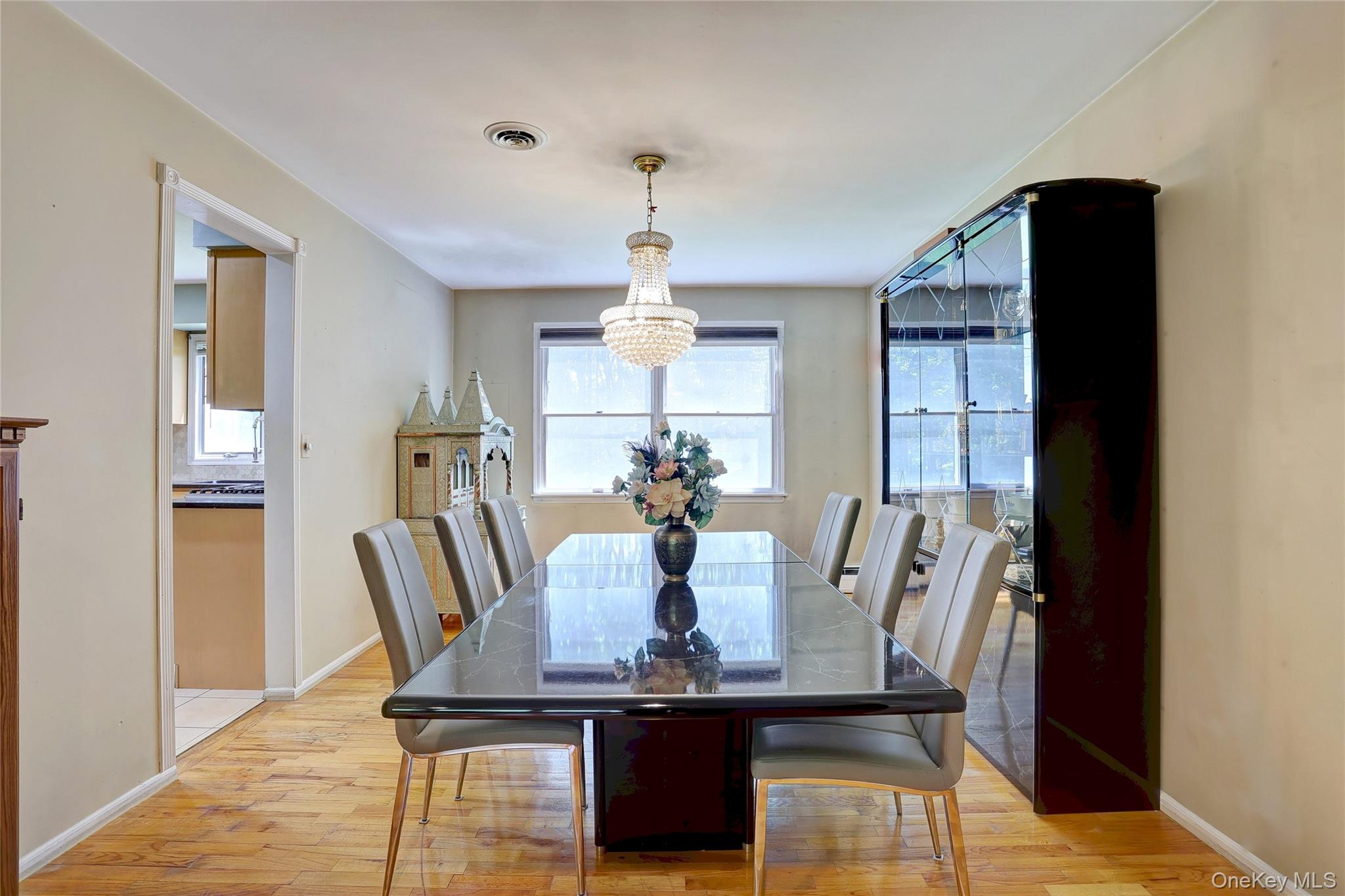 561 New Hempstead Road Property Photo 5