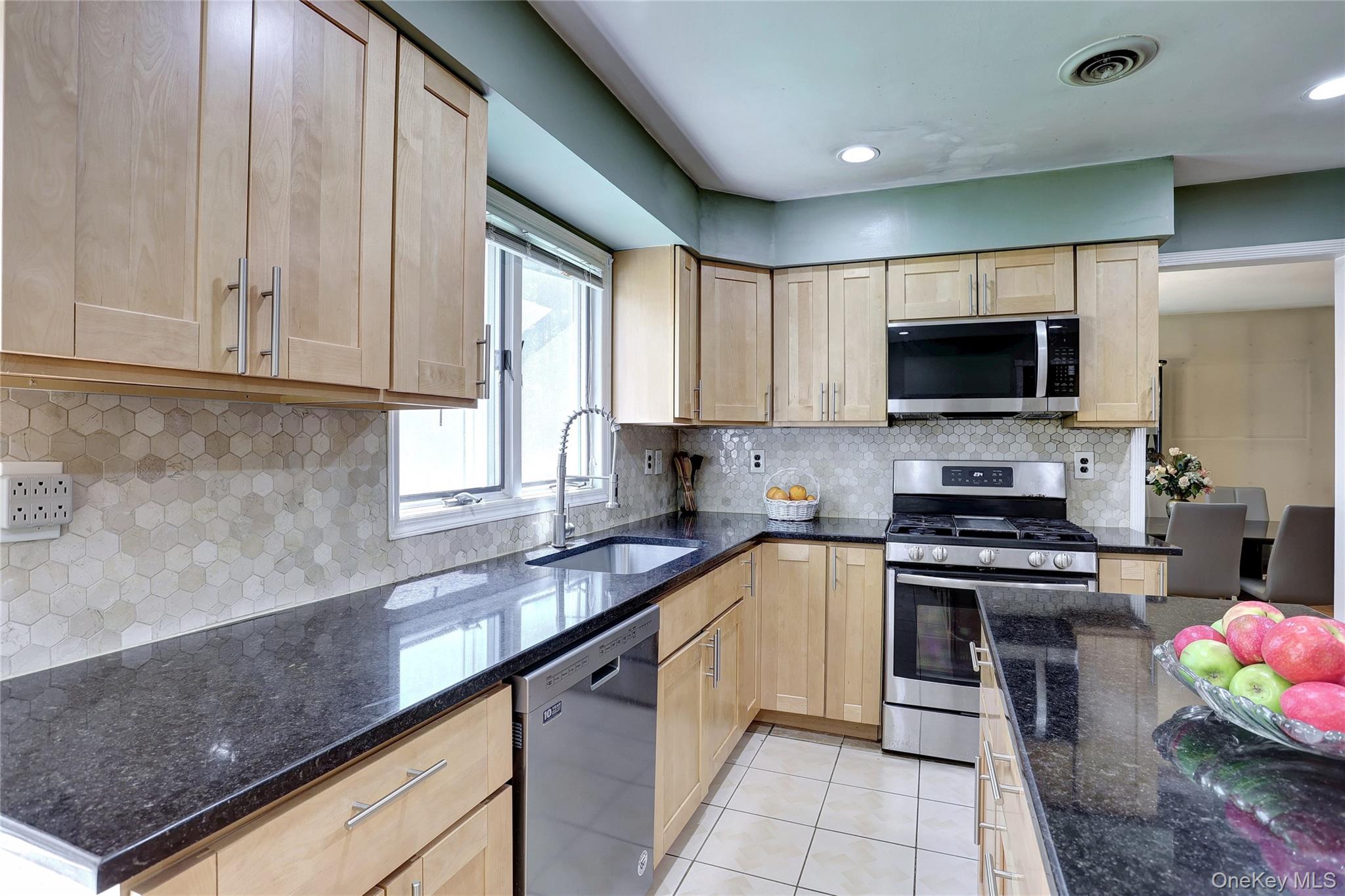 561 New Hempstead Road Property Photo 6