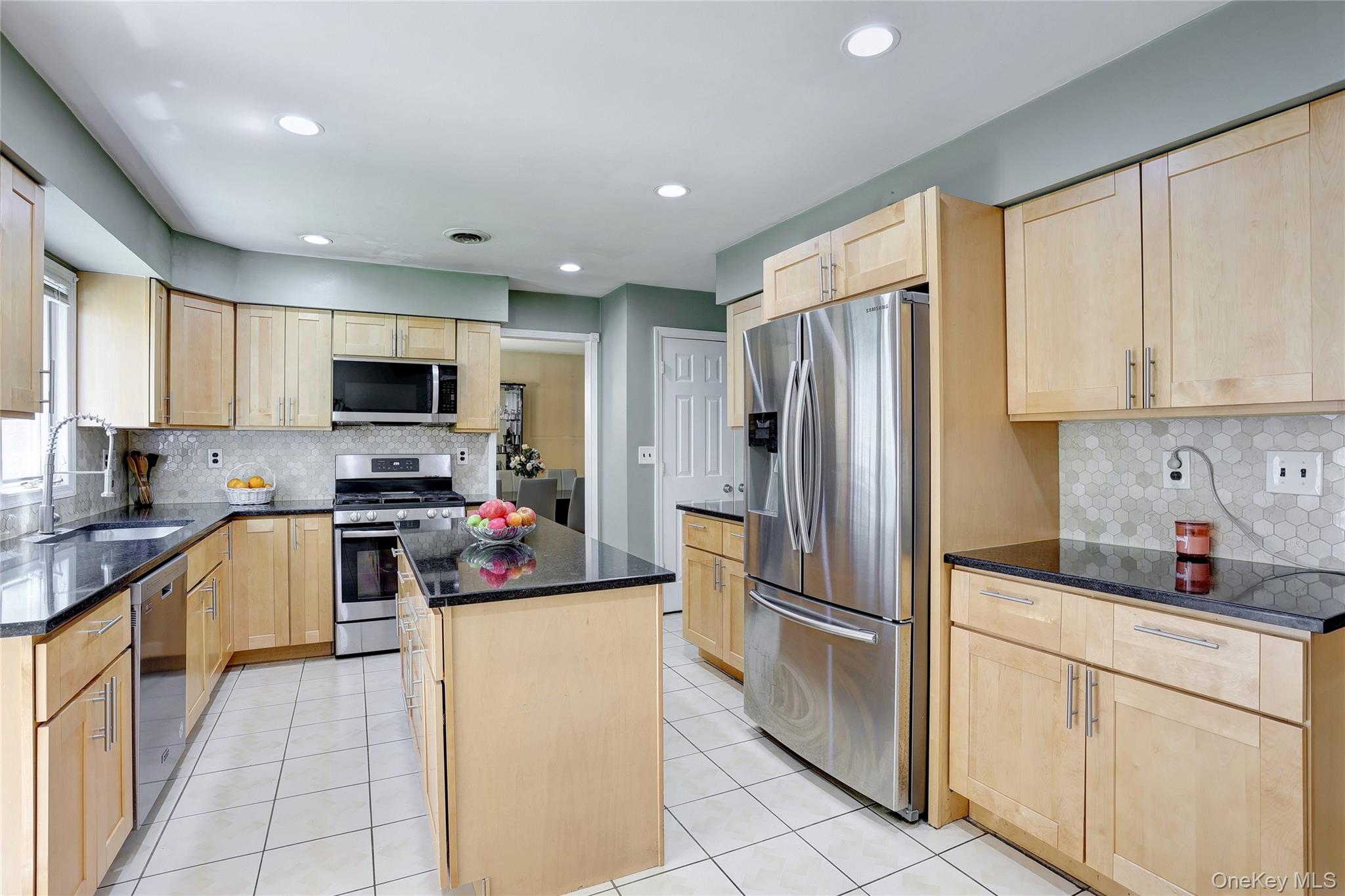 561 New Hempstead Road Property Photo 7