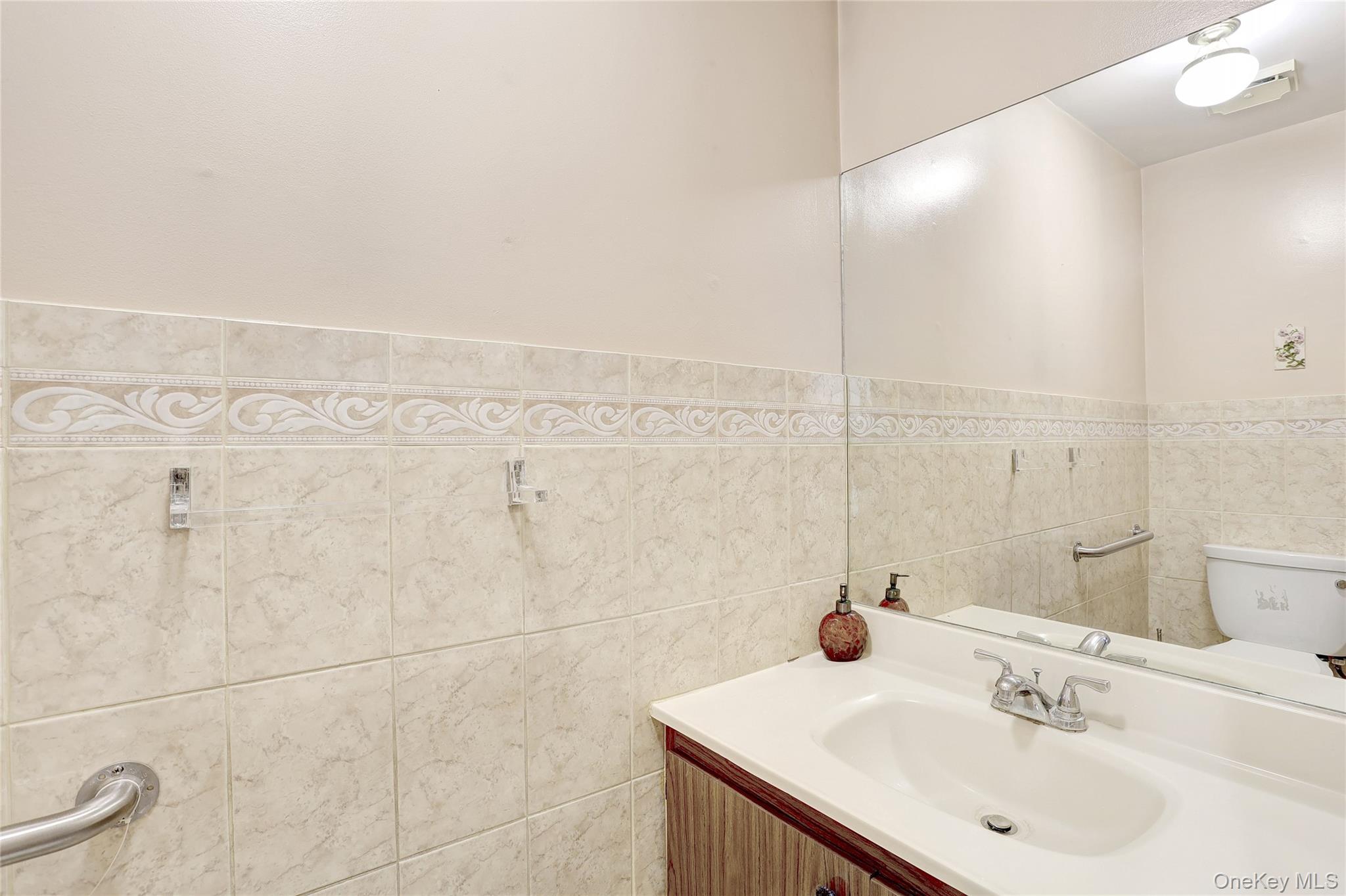 561 New Hempstead Road Property Photo 10
