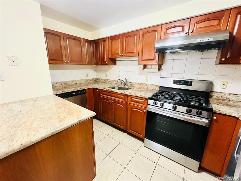 6434 Grand Central Parkway 2b Property Photo 3