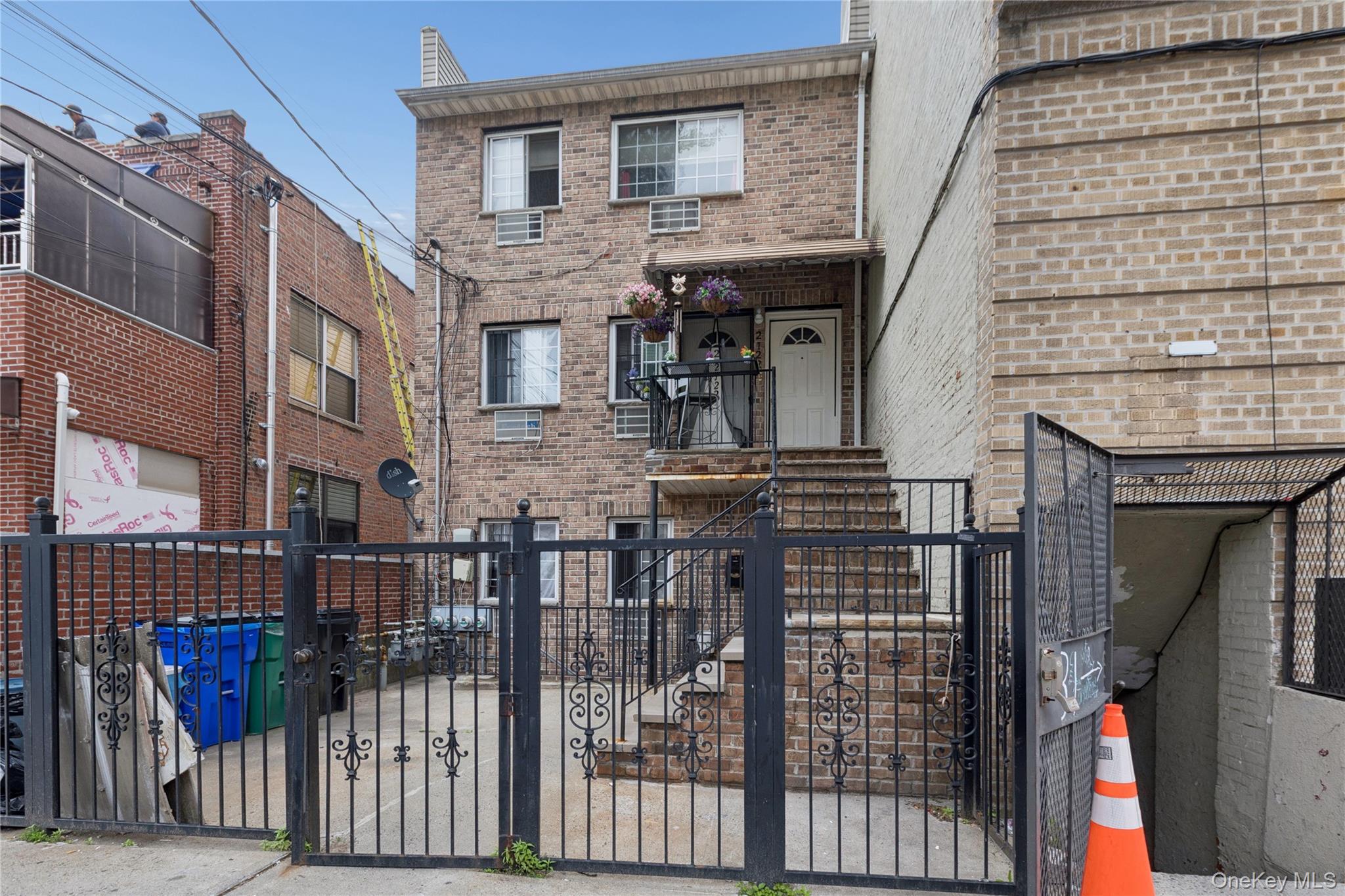 2722 Wallace Avenue Property Photo 1