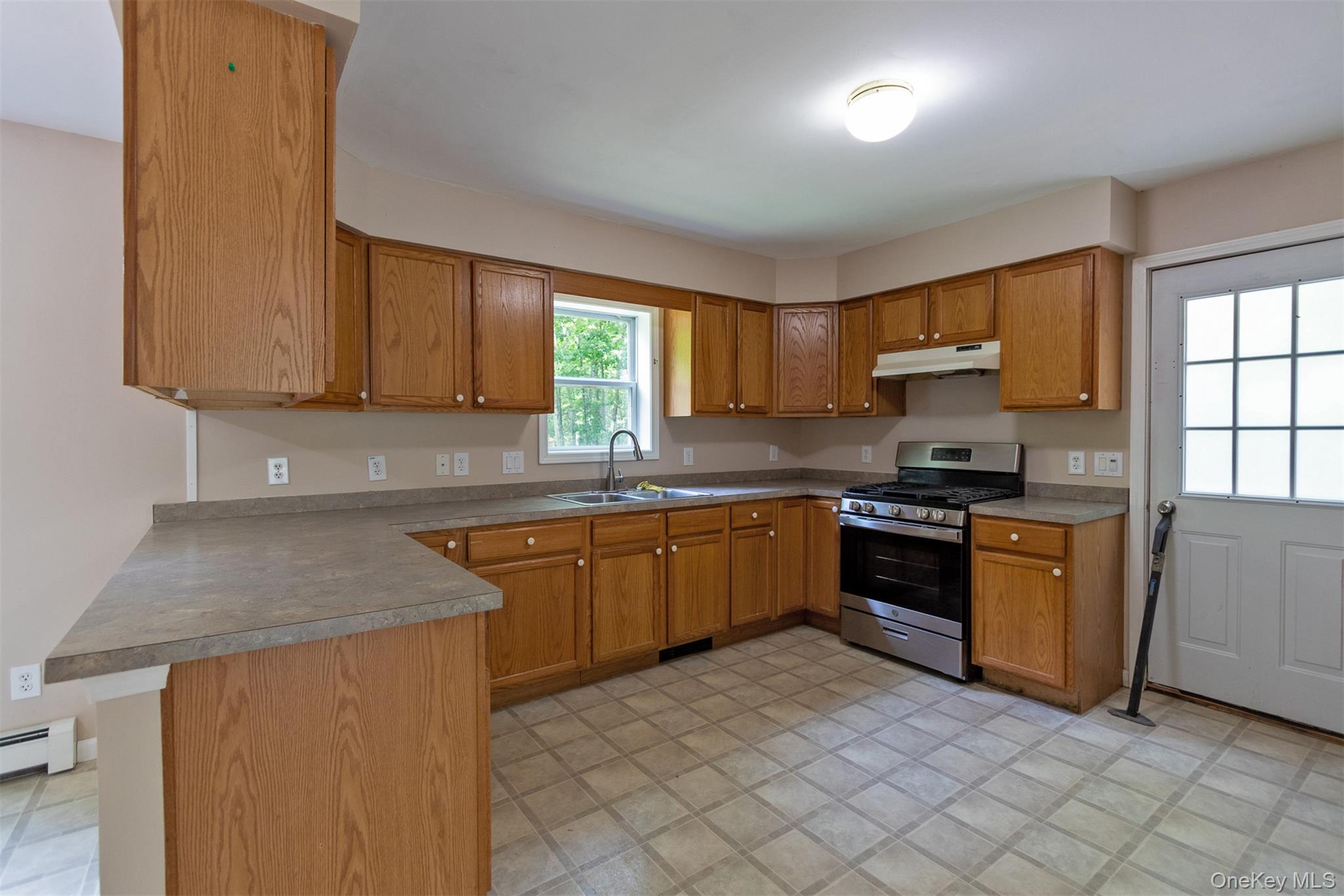 10 Lairds Court Property Photo 8