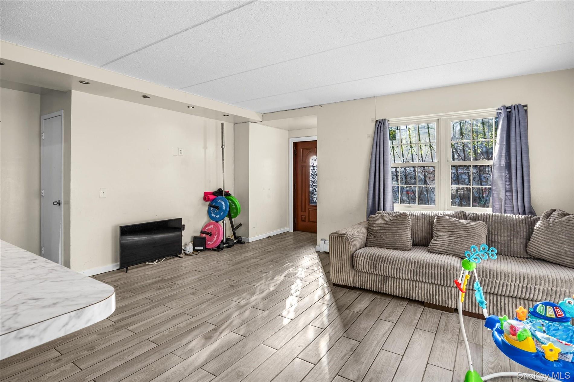 2058 Washington Avenue Property Photo 6