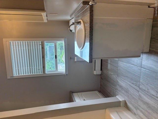 283 Houston Avenue 2nd Floor Property Photo 4