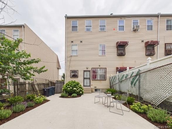 1222 Vyse Avenue 2 Property Photo 6