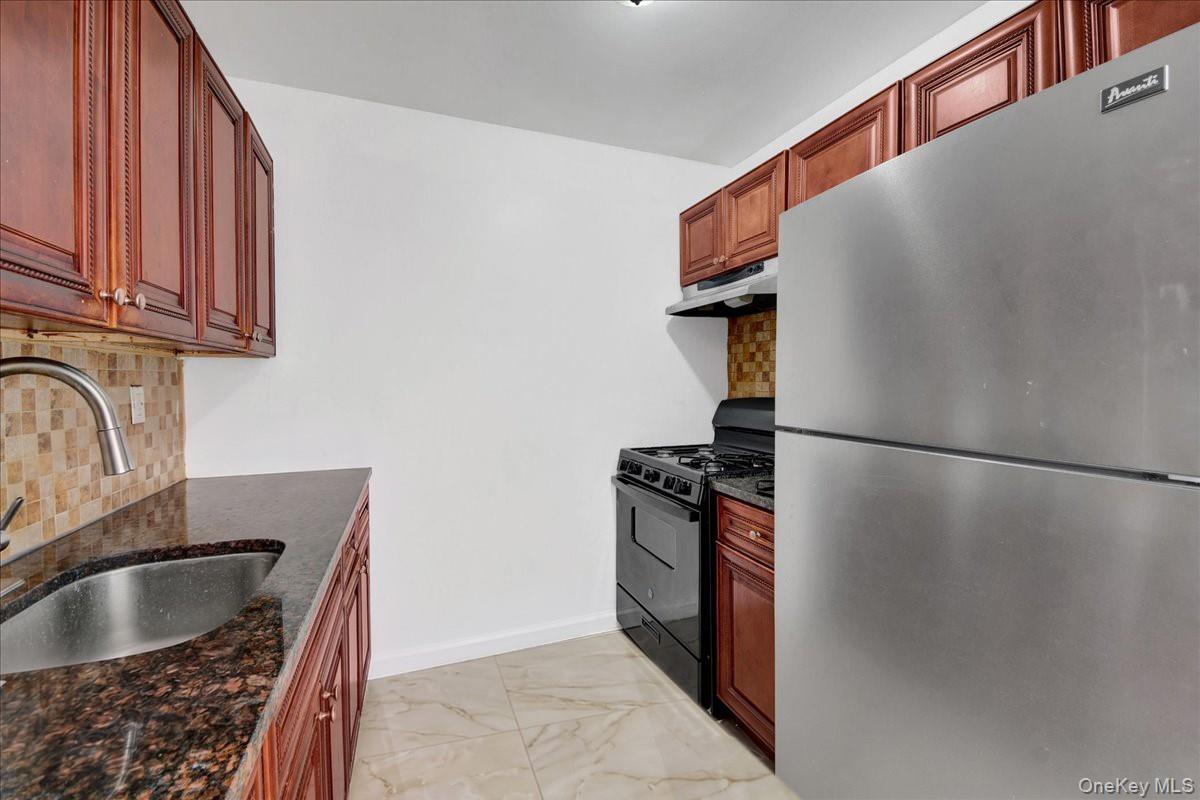 635 Coster Street Property Photo 3