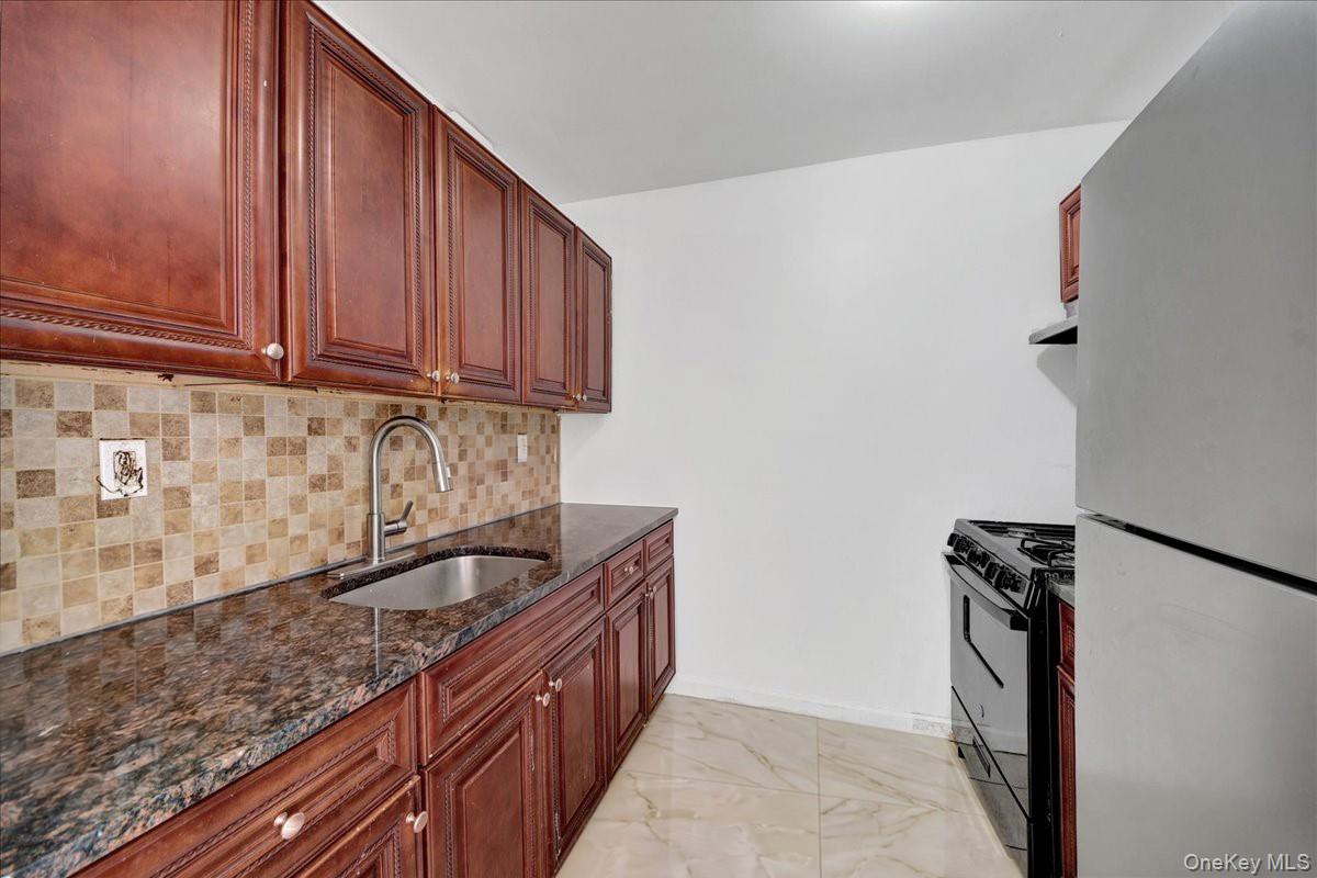 635 Coster Street Property Photo 8