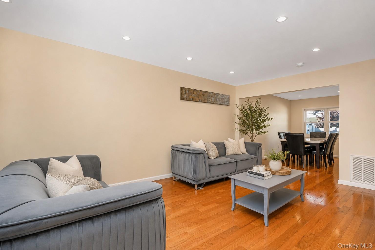 426 N Corona Avenue 7 Property Photo 3