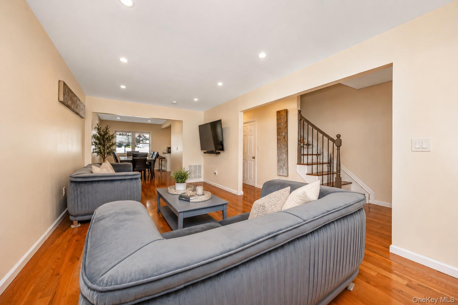 426 N Corona Avenue 7 Property Photo 4