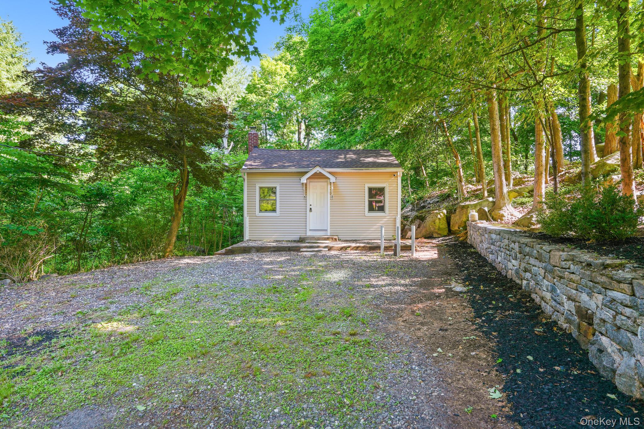 32 Lacona Drive Property Photo 2