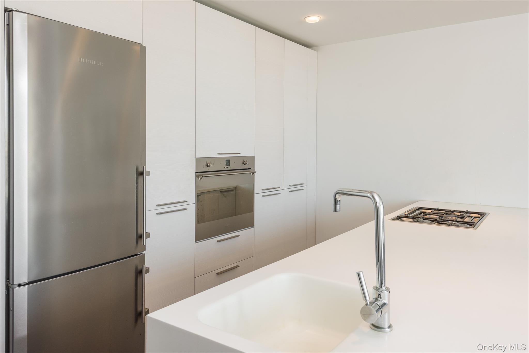 519 Borden Avenue 7b Property Photo 5