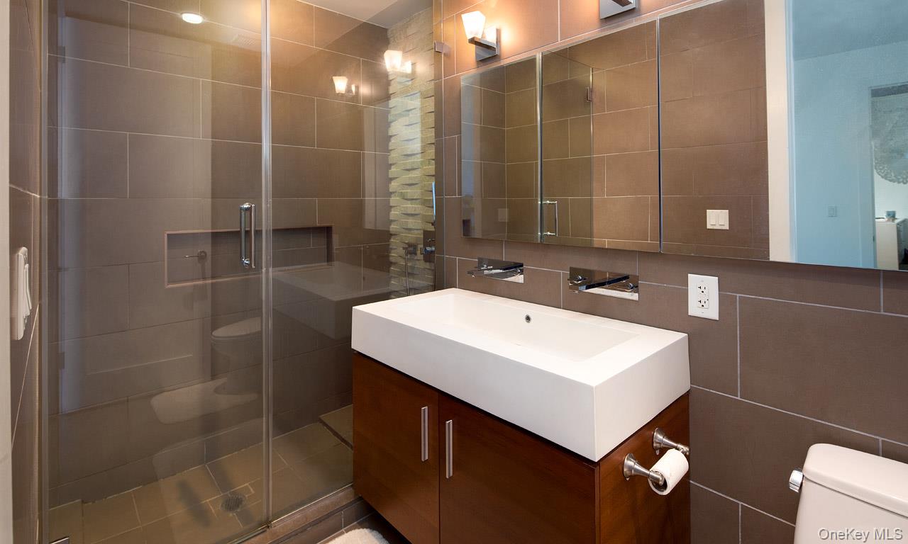 519 Borden Avenue 7b Property Photo 11