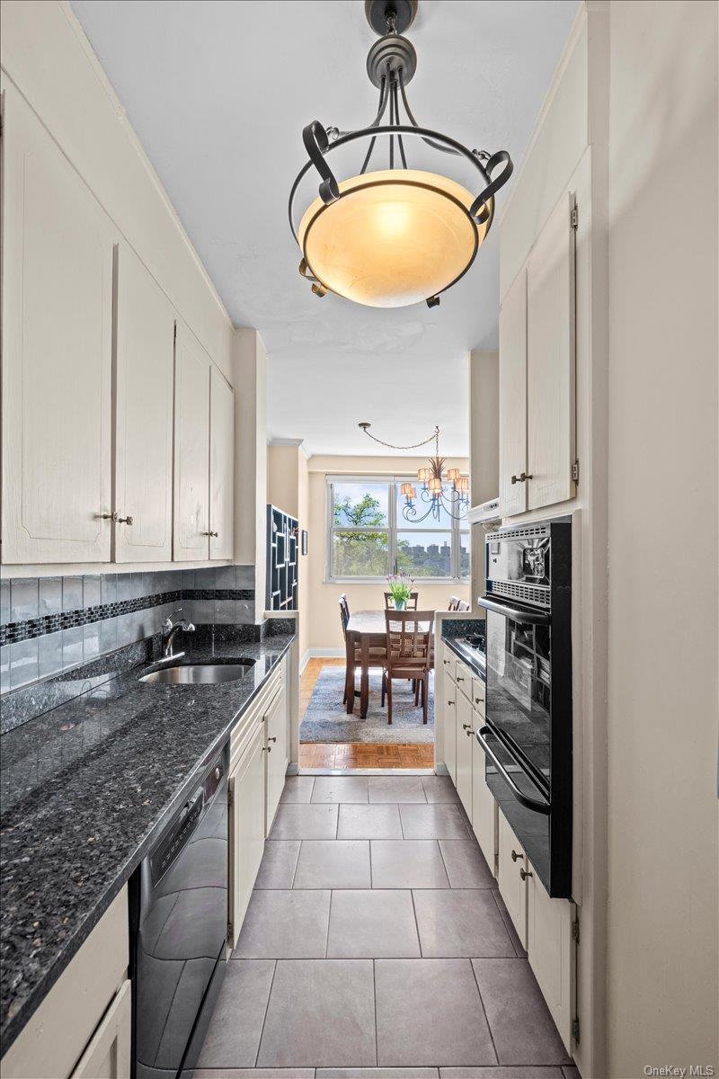 555 Kappock Street 2t Property Photo 6