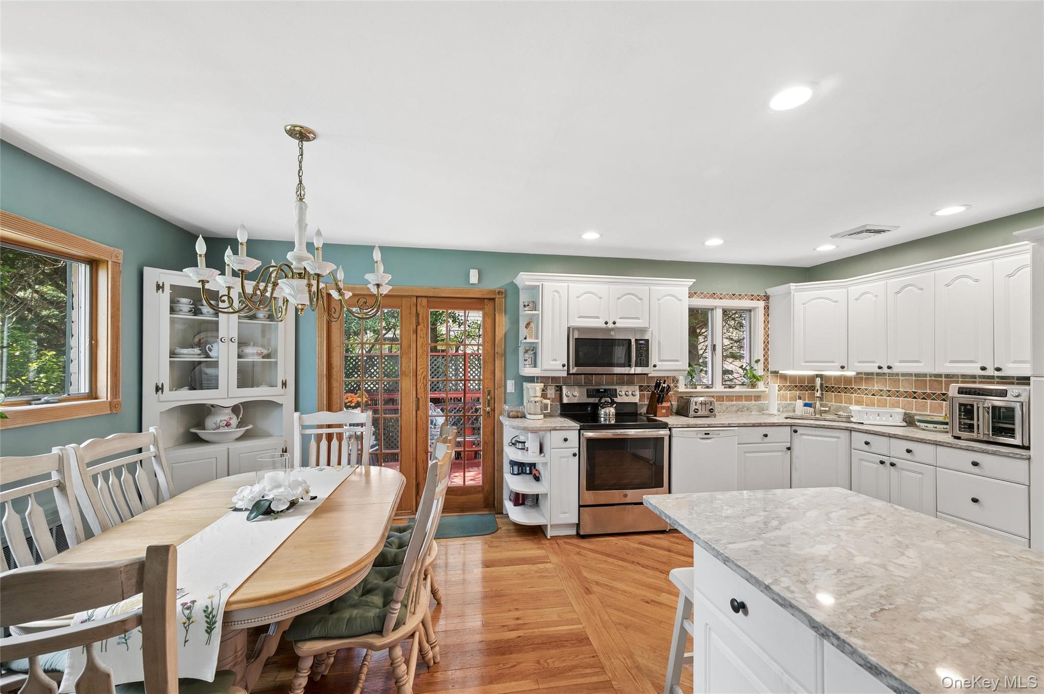 318 Lakeshore Boulevard Property Photo 6