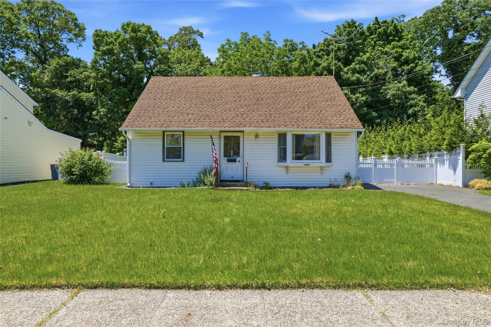 1090 South Drive Property Photo 1