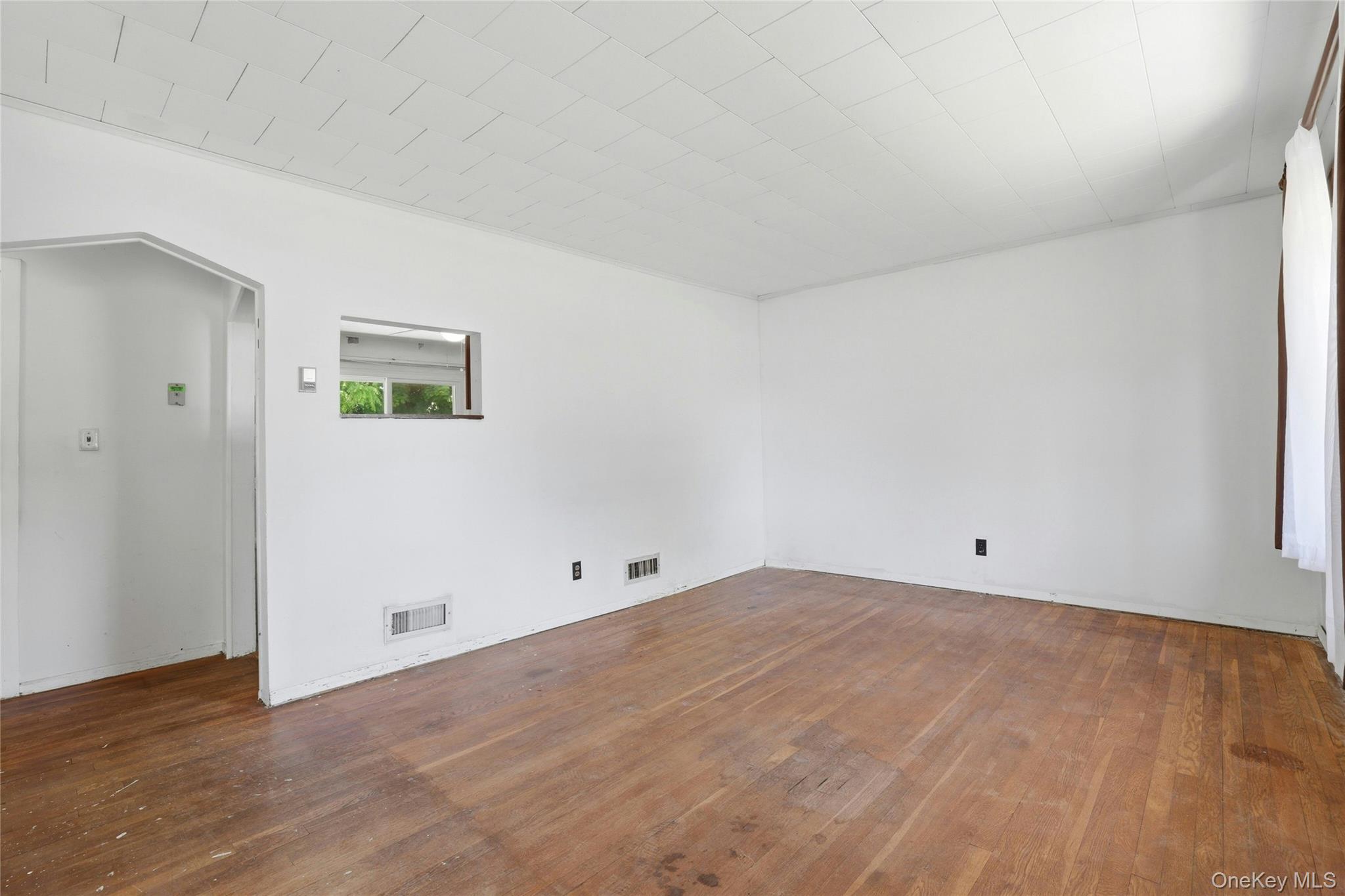 1090 South Drive Property Photo 3