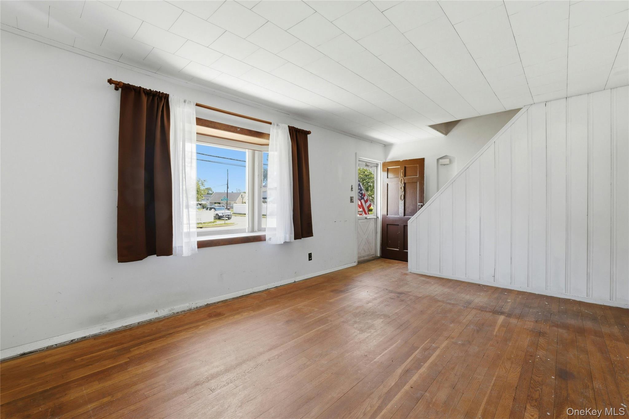 1090 South Drive Property Photo 5