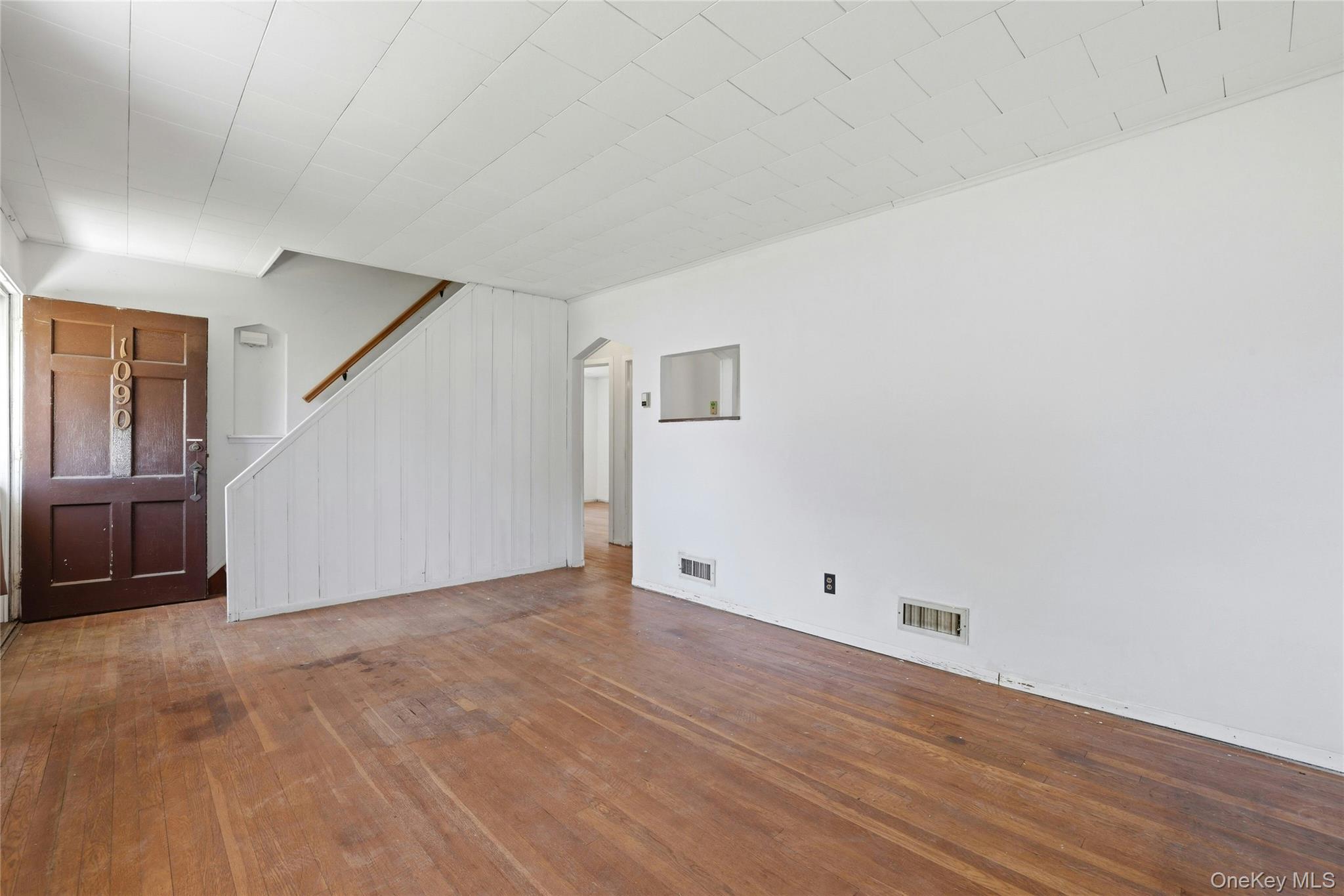 1090 South Drive Property Photo 6