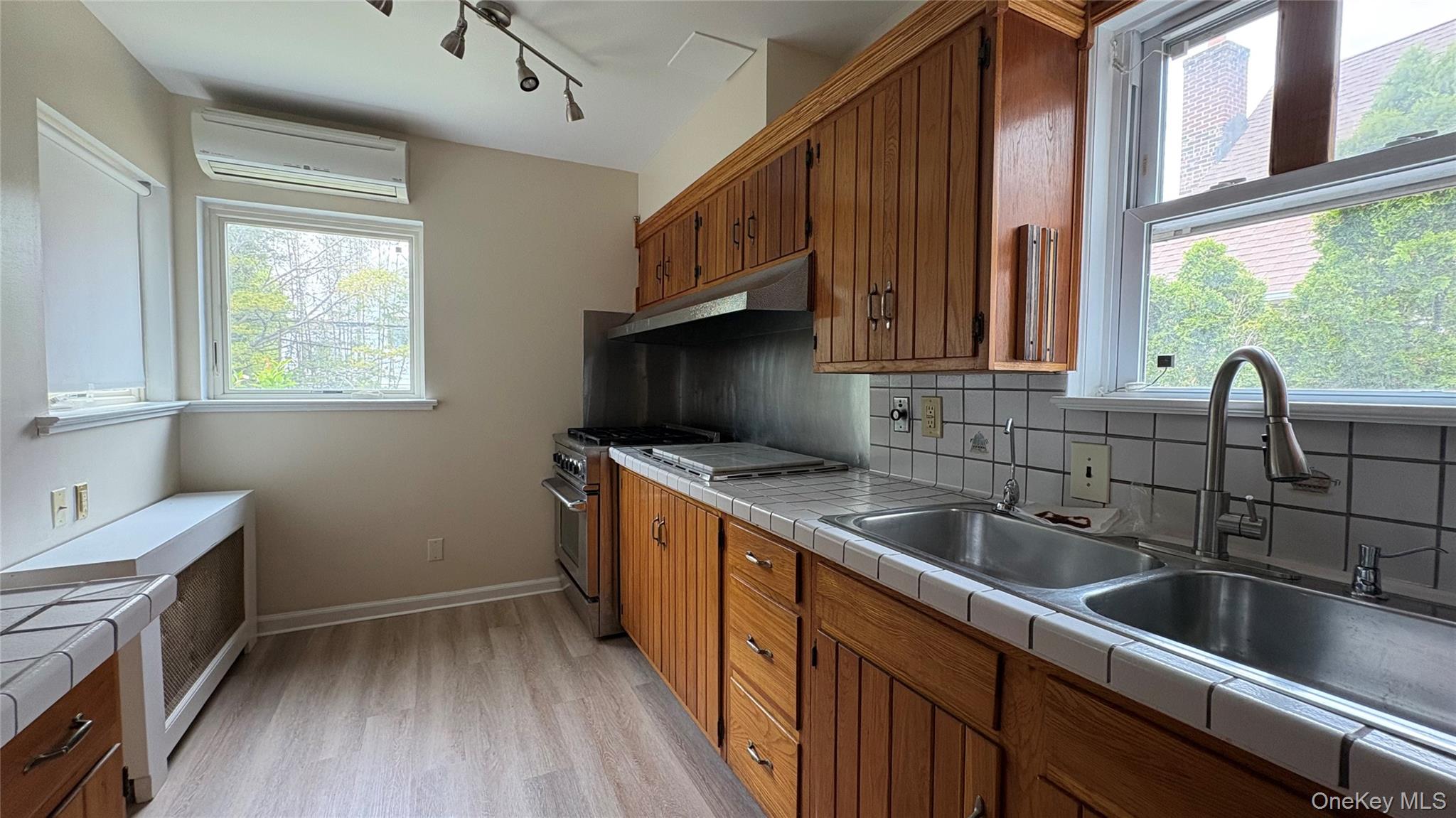 6240 Cromwell Crescent Property Photo 5