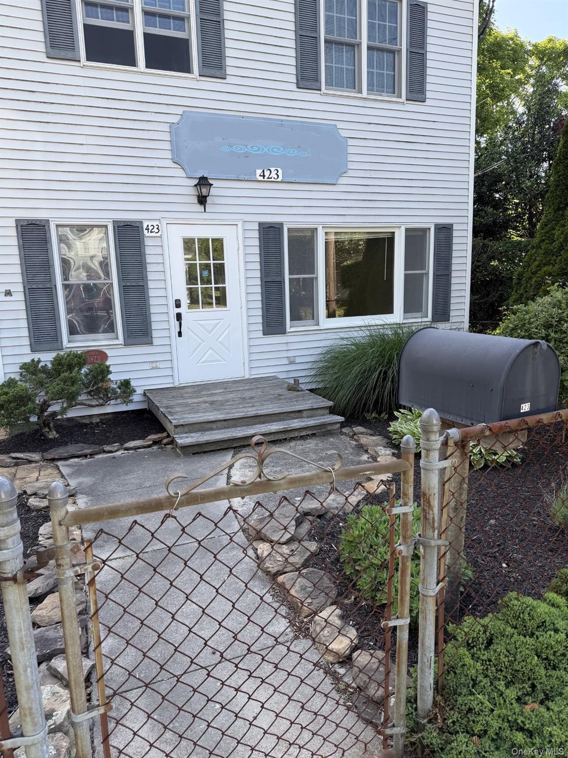 423 1st Street Property Photo 3