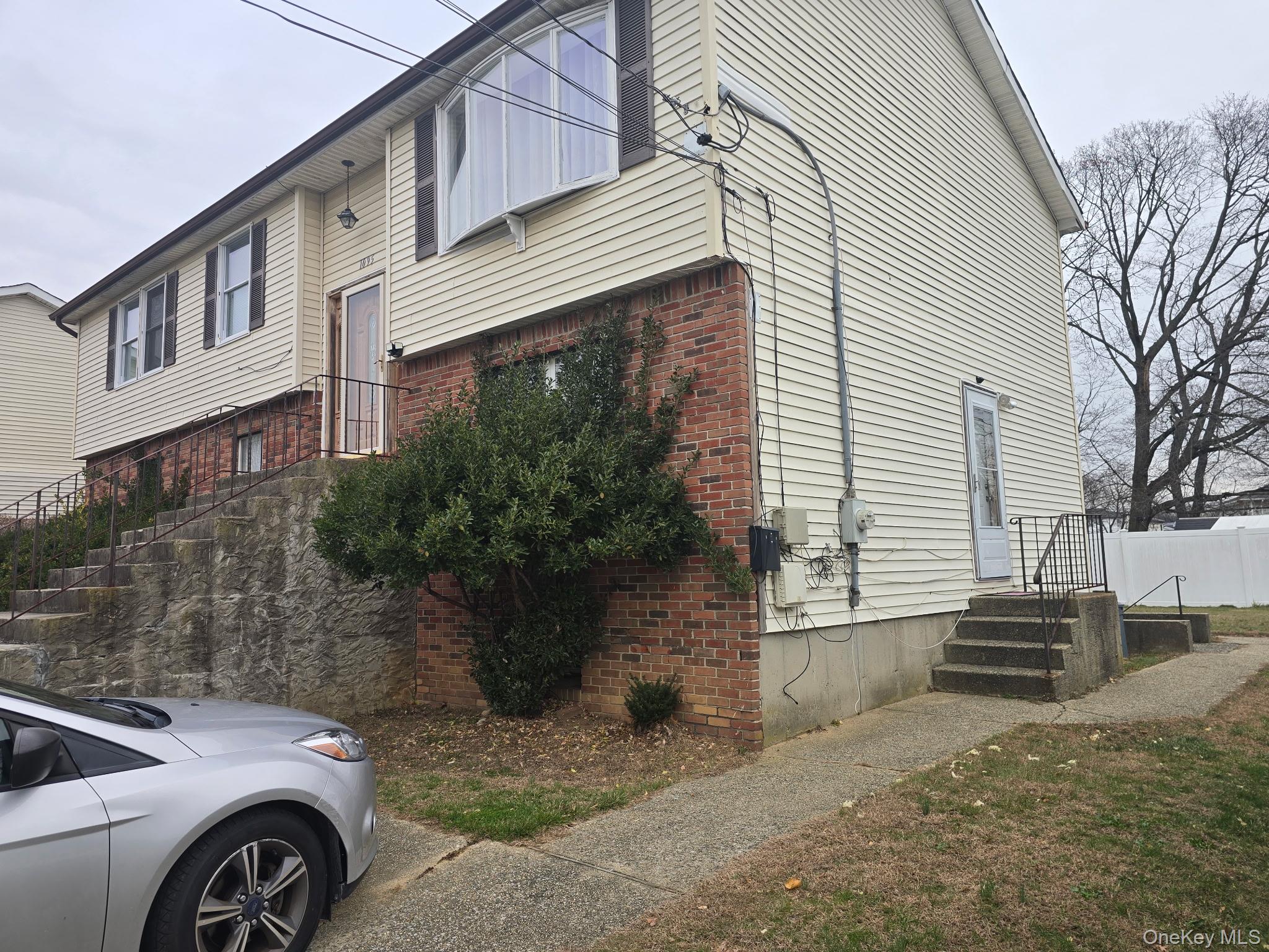 1095 Pinebrook Court Property Photo 2
