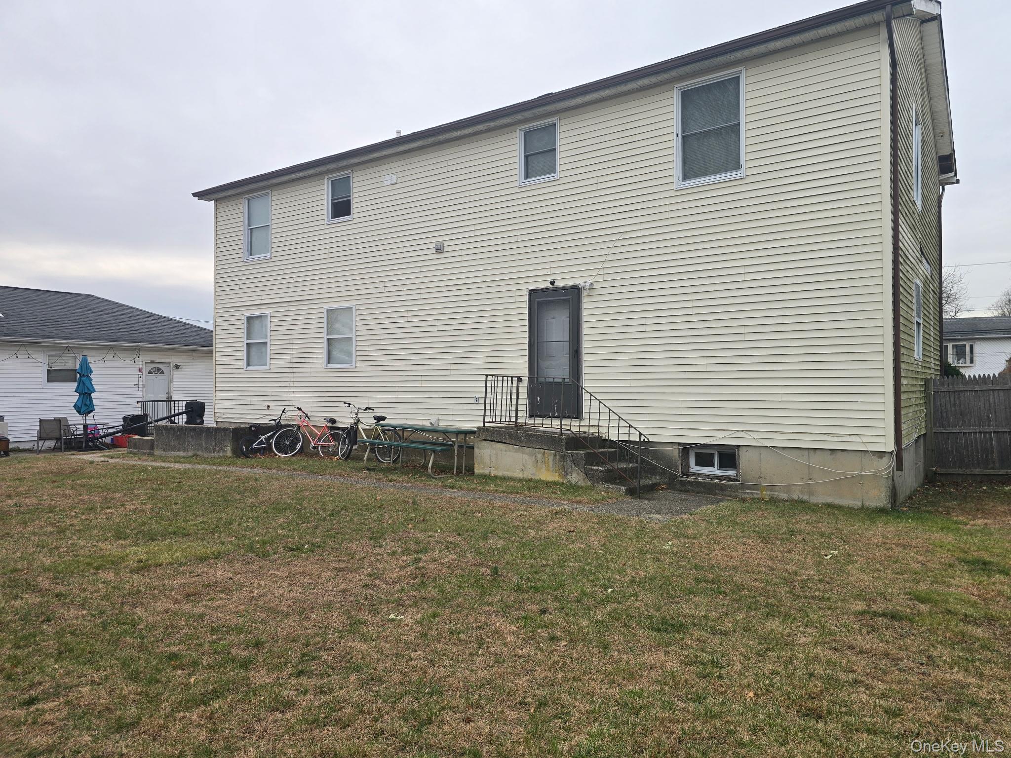 1095 Pinebrook Court Property Photo 3
