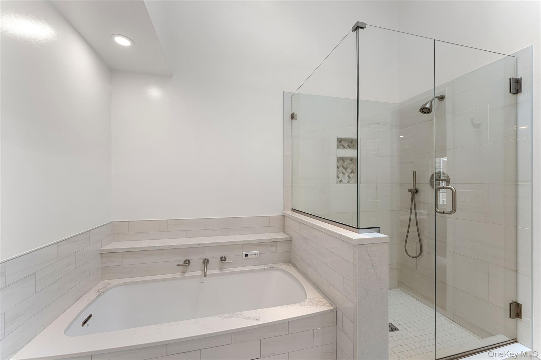 611 Pondside Drive Property Photo 14