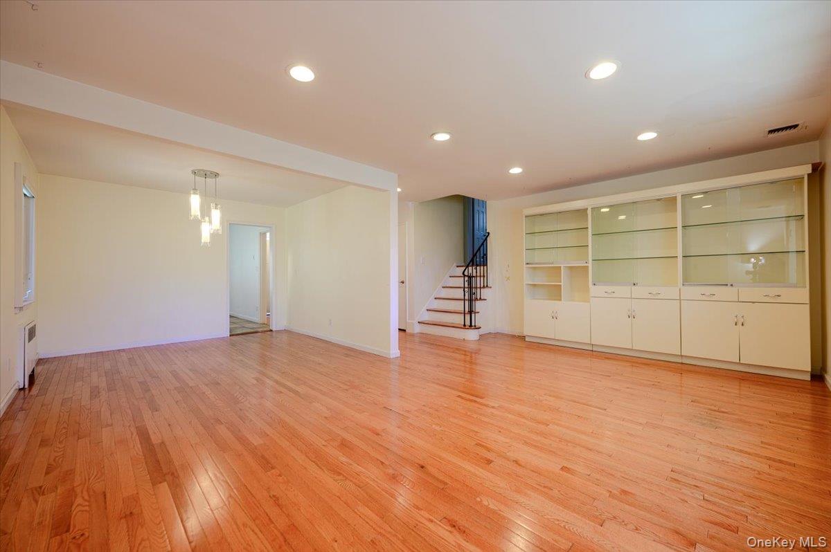 567 Oxford Road Property Photo 3