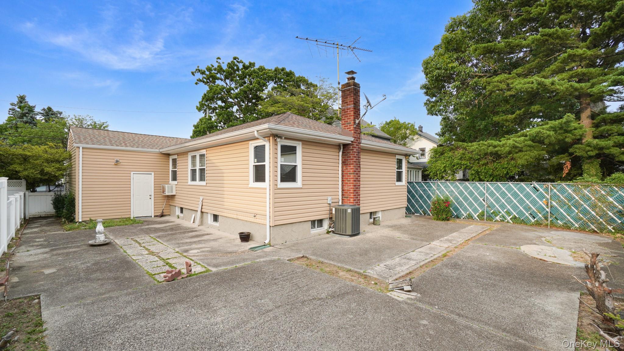 54 E Maujer Street Property Photo 22