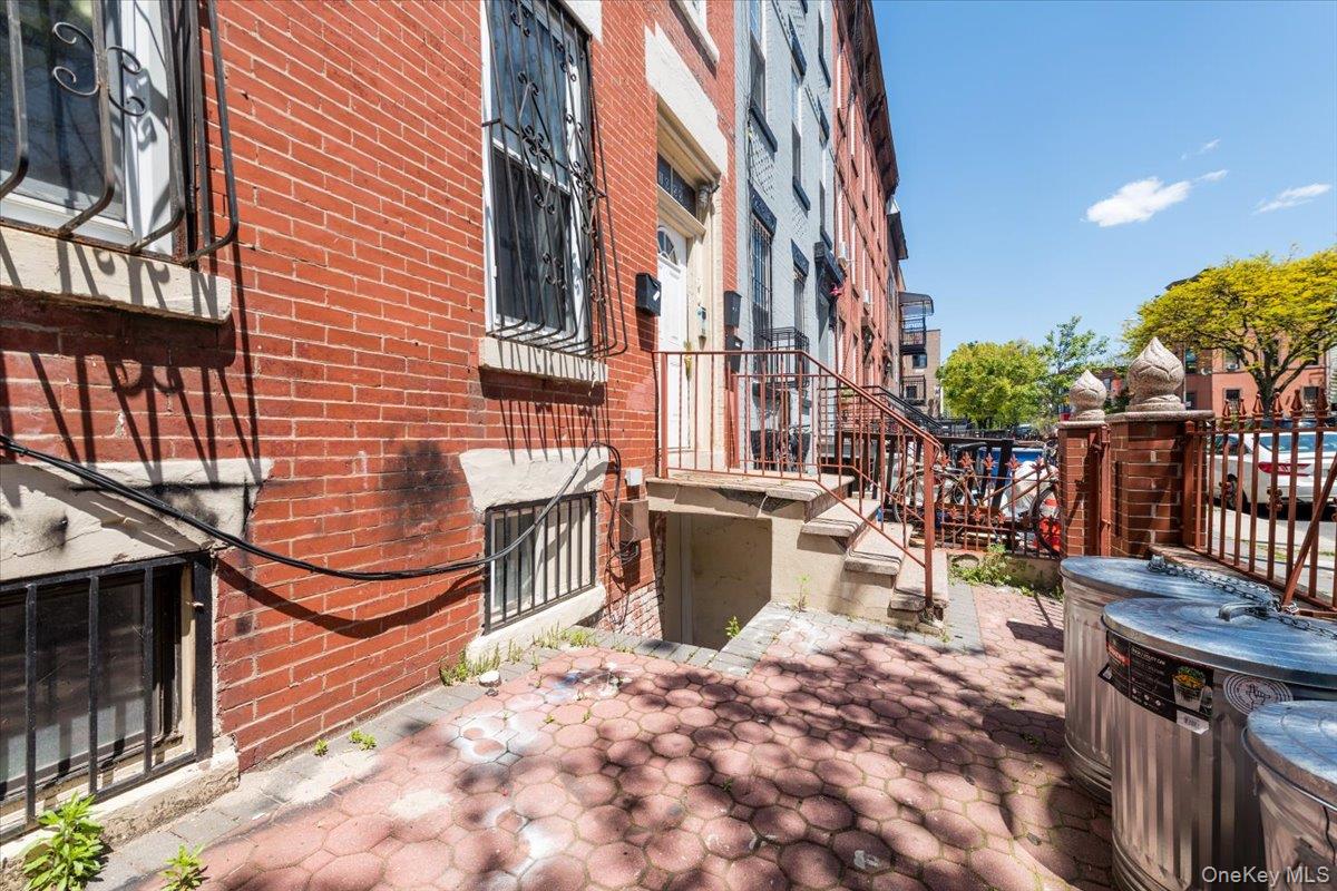 1055 Jefferson Avenue Property Photo 2