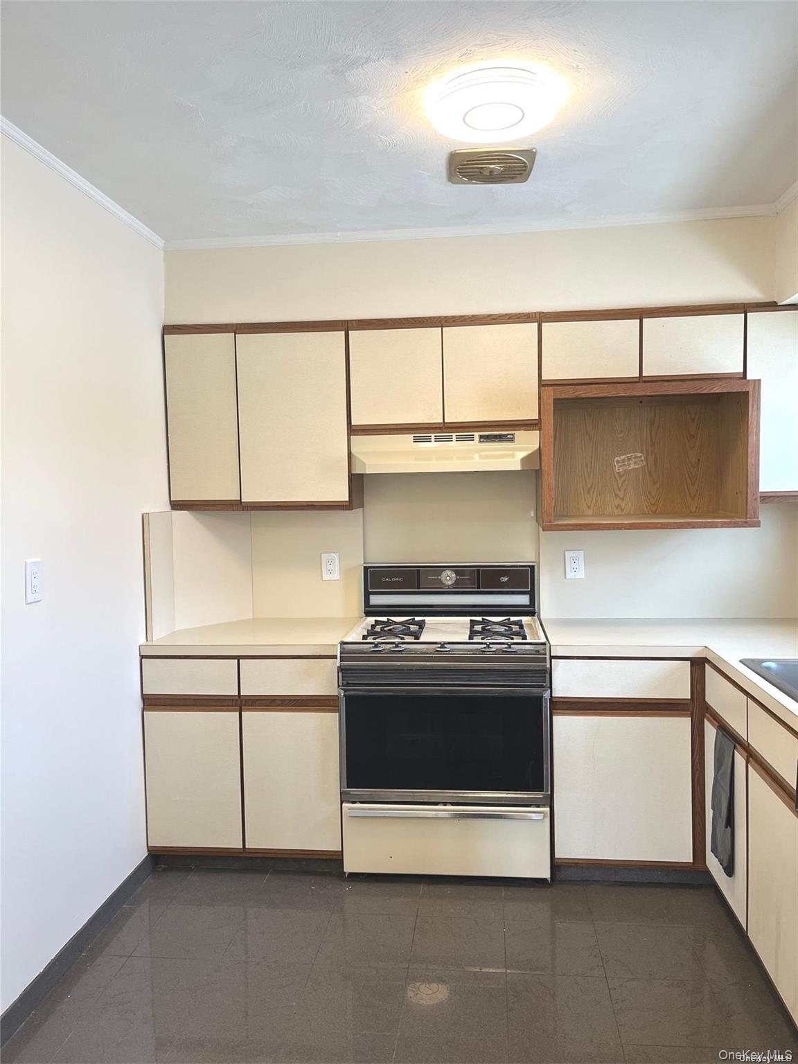 307 Magnolia Boulevard Upper Property Photo 8